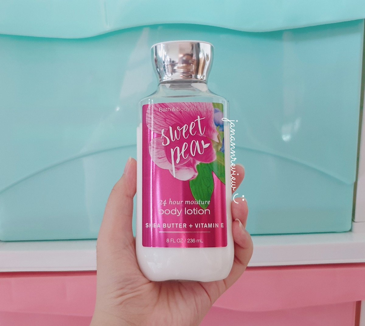 Janannreview's tweet photo. อันนี้หอมมากกกก โลชั่นของ Bath &amp; Body Works กลิ่น Sweet pea กลิ่นแบบเปรี้ยวๆหวานๆราสเบอร์รีงี้ ให้ลุคเป็นเด็กผญ.ซนๆ 😆 ใครไม่ชอบโลชั่นกลิ่นหวานเลี่ยนน่าจะถูกใจตัวนี้ ทาแล้วผิวนุ่มด้วยนะ #ไว้รีวิวห้ามขายของโว้ยย #ใช้จริงรีวิวจริง #ใช้ดีบอกต่อ https://t.co/WOGHv1YqkV