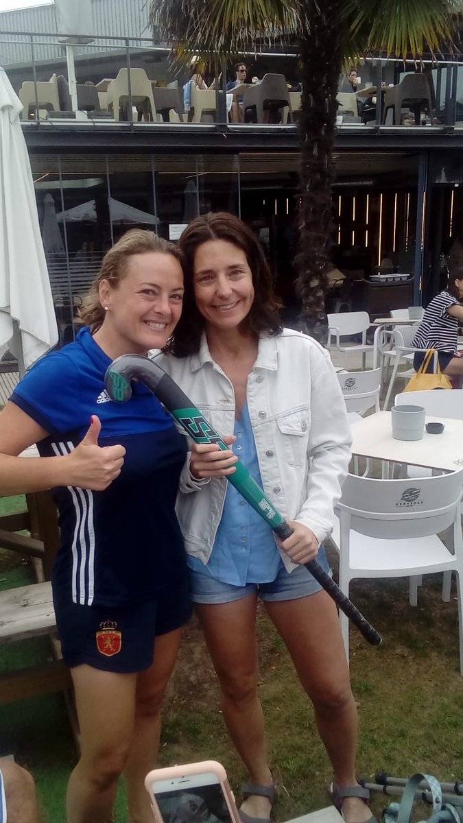 redsticks35's tweet photo. Felicidades Paloma @prozas74 y gracias por tu aportación al equipo. El stick BSH que sortemos en https://t.co/duLxvOUia6 ya ha sido entregado a la ganadora de la mano de la #redsticks35 @patridomingof . #sorteoredsticks35 #ecmastersrotterdam2019 #bsh https://t.co/I6wbL9mj3h