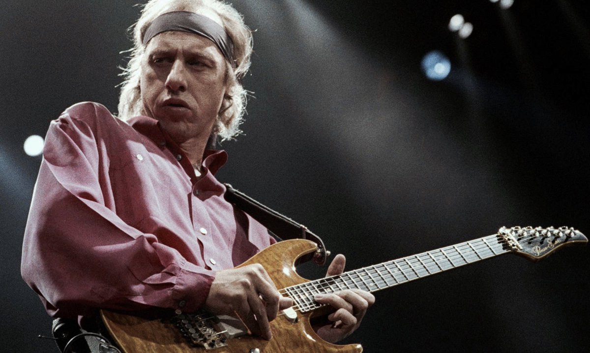 retrochenta's tweet photo. Hoy cumple 70 años Mark Knopfler, el legendario cantante y guitarrista de los "Dire Straits". El Sultán del Swing. #MarkKnopfler https://t.co/0mIzeQgU5W
