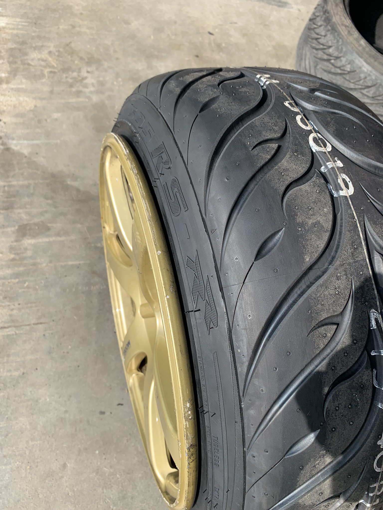 FEDERAL　595RS-RR　255/40ZR17　94W　　フェデラル　595RS-RR　255/40-17　94W FEDERAL 595RS-RR 255⁄40ZR17 94W フェデラル 595RS-RR 255⁄40-17 94W