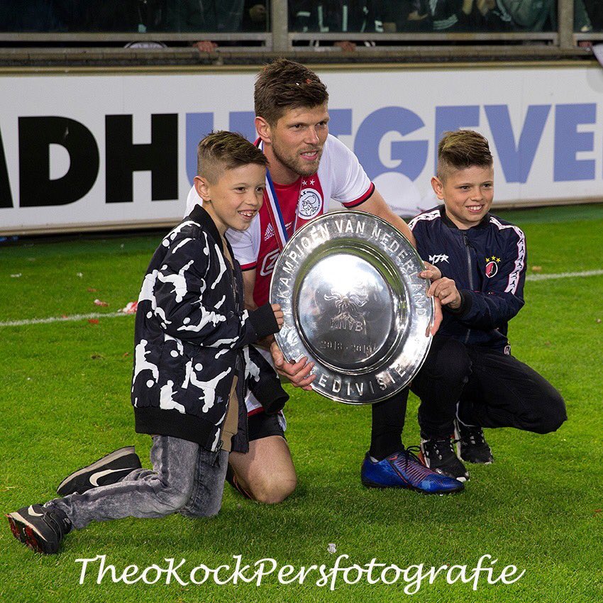 Klaas Jan Huntelaar is vandaag 36 jaar geworden. Van harte <a href="/KJ_Huntelaar/">Klaas Jan Huntelaar</a> 🎁🎉 Feliciteer onze spits door dit bericht een LIKE of RETWEET te geven instagram.com/p/B1DfQU9IvtT/…

#wzawzdb #huntelaar #drempt #Angerlo #Jarig #happybirthday #Ajax #KlaasjanHuntelaar #AJApao