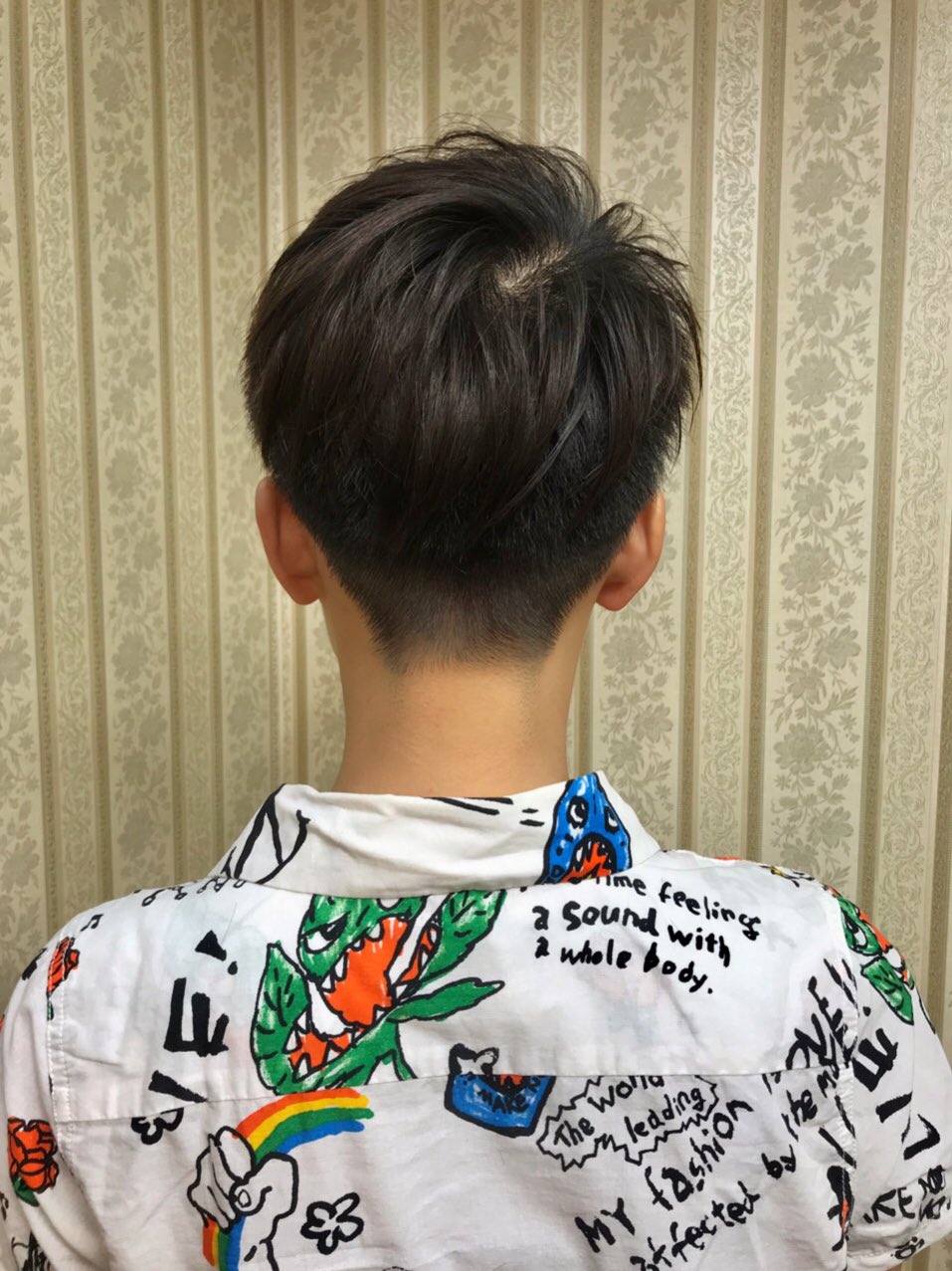 シャンテグラム ヘアスタイル紹介 ツーブロックショートスタイル 襟足 両サイド内側はすっきりと刈り上げています 全体的に短くさわやかな印象です