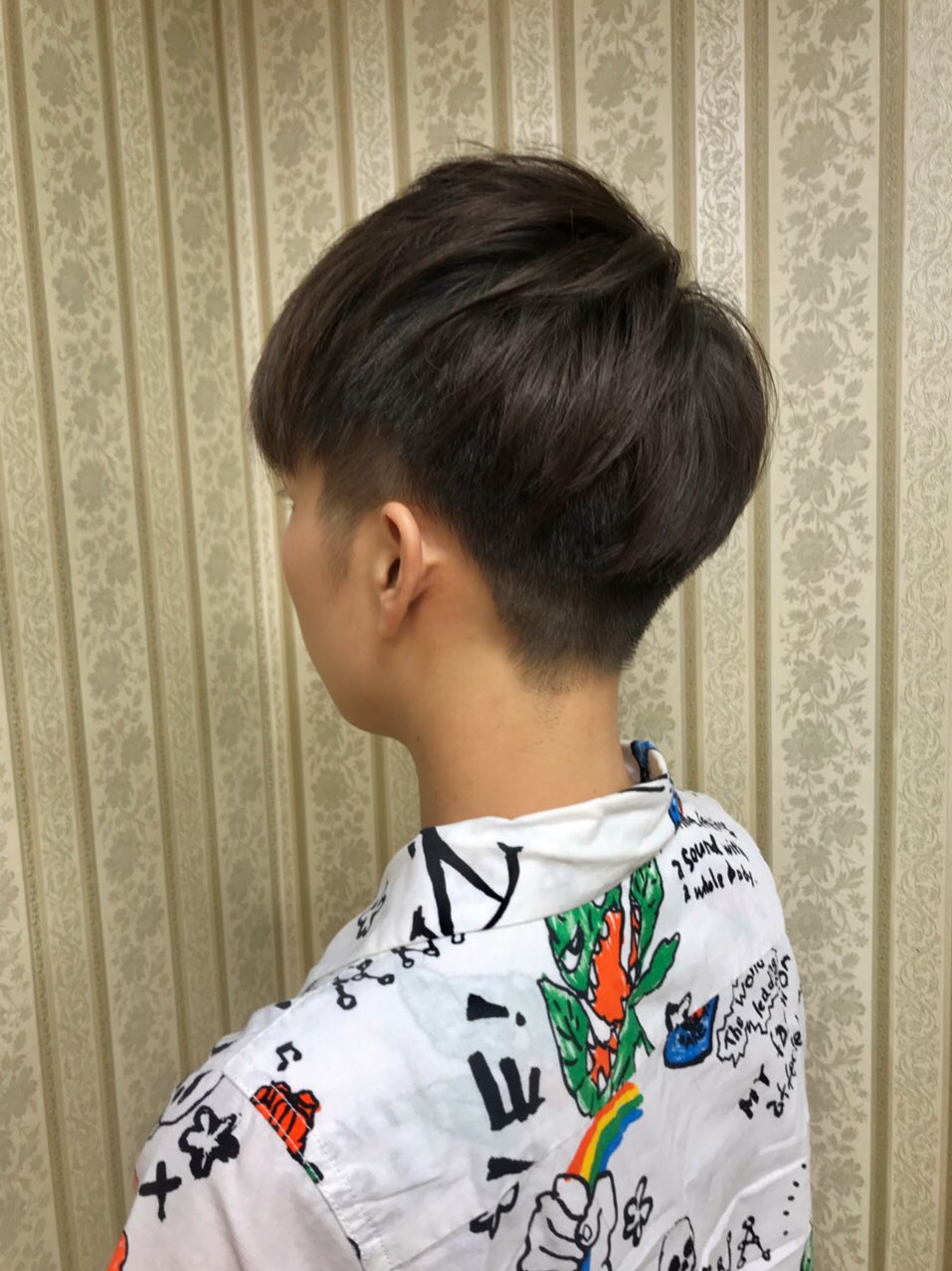 シャンテグラム ヘアスタイル紹介 ツーブロックショートスタイル 襟足 両サイド内側はすっきりと刈り上げています 全体的に短くさわやかな印象です