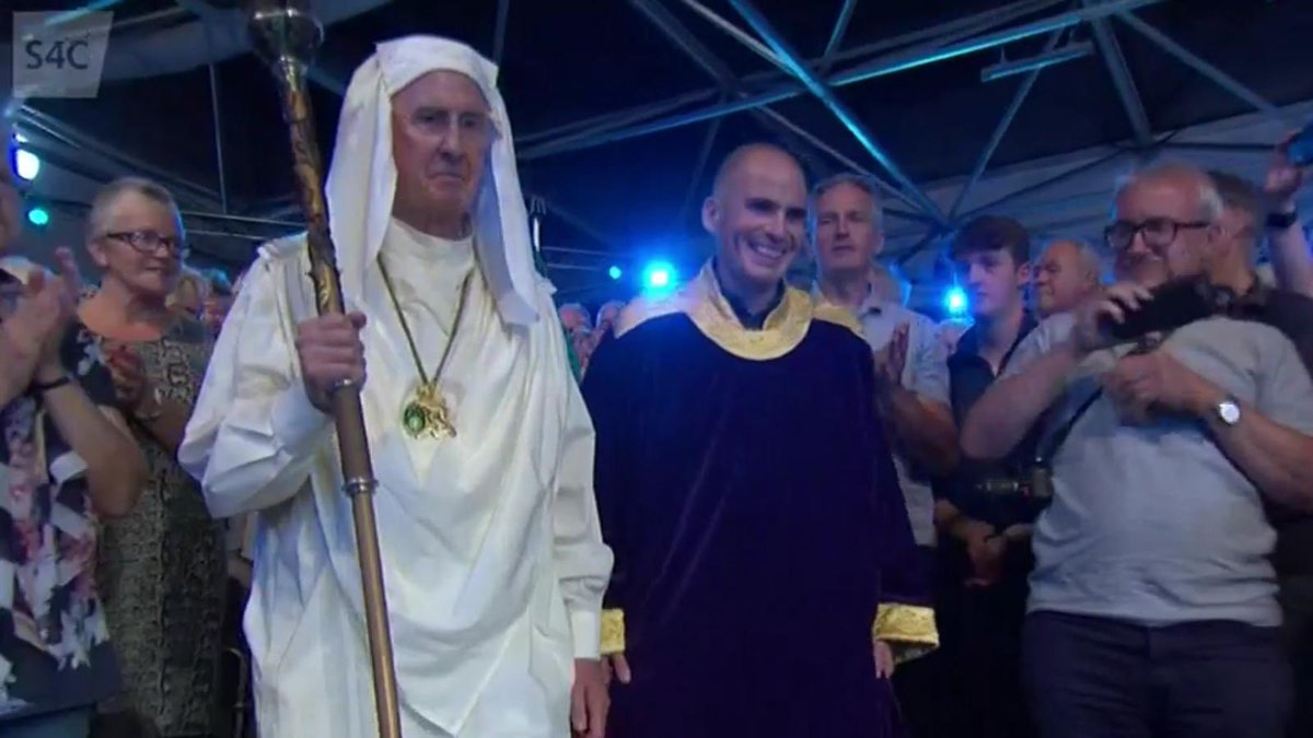sarahchalles's tweet photo. @Spottedsteve1 spotted on S4C at the Eisteddfod last week  (he’s not the one in the fancy robes 😂) https://t.co/MOBJjLAWrH