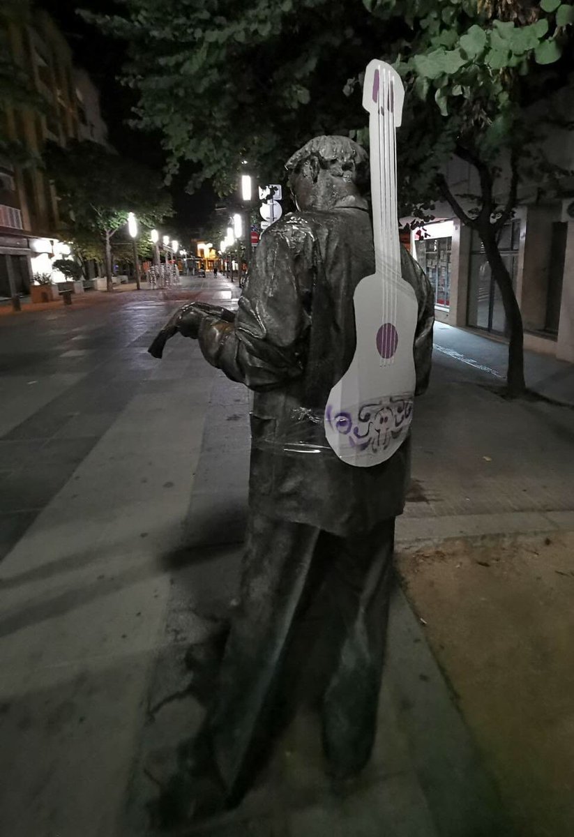 CollaMorada's tweet photo. Alguna cosa està passant a Mollet! 😱 Estàs una mica boig? Tens ganes de festa? No ho dubtis més: arriba la Festa Major Morada amb música i diversió per recordar els 25 anys del color Morat. 💜💜 #CollaMorada #FMMorada #25AnysMorats #MiT25anys #MoratsHooligans https://t.co/IzPwbkYhqA