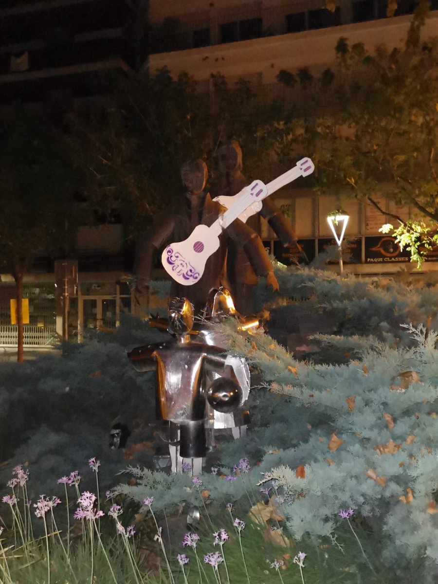 CollaMorada's tweet photo. Alguna cosa està passant a Mollet! 😱 Estàs una mica boig? Tens ganes de festa? No ho dubtis més: arriba la Festa Major Morada amb música i diversió per recordar els 25 anys del color Morat. 💜💜 #CollaMorada #FMMorada #25AnysMorats #MiT25anys #MoratsHooligans https://t.co/IzPwbkYhqA
