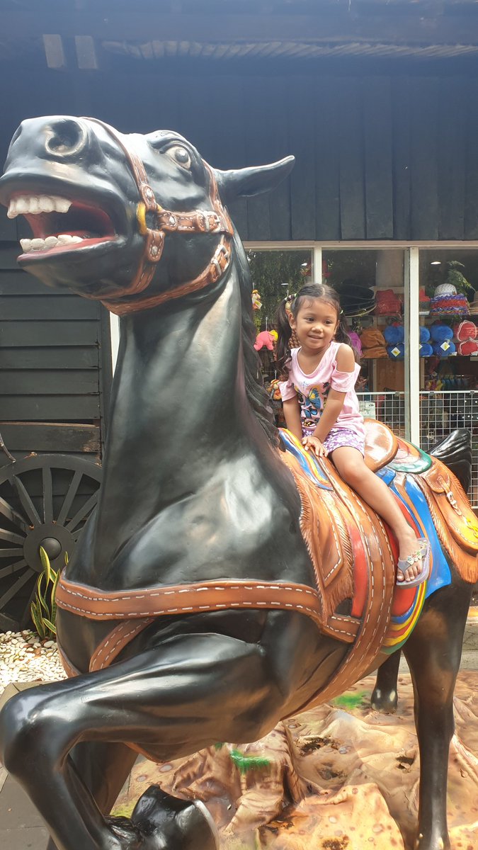 tjiktao's tweet photo. Ini adalah foto saya dan kedua anak anak saya. Dengan kuda🐴🐎🐎 yang sudah berumur 34 tahun. Senang banget deh kudanya masih bagus terlihat sangat dirawat oleh @ancoltmnimpian jadi bisa pose challenge #Dufan34FlashBack sama anak anak 😄😄 https://t.co/tBVJb9ruzg