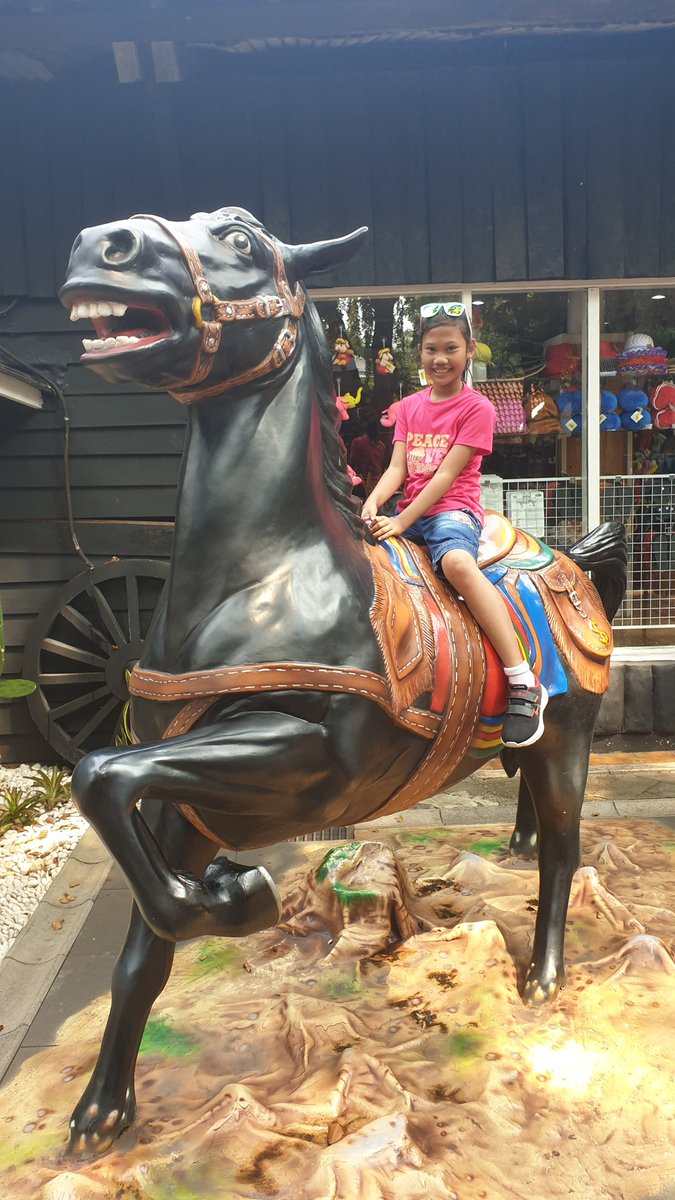 tjiktao's tweet photo. Ini adalah foto saya dan kedua anak anak saya. Dengan kuda🐴🐎🐎 yang sudah berumur 34 tahun. Senang banget deh kudanya masih bagus terlihat sangat dirawat oleh @ancoltmnimpian jadi bisa pose challenge #Dufan34FlashBack sama anak anak 😄😄 https://t.co/tBVJb9ruzg