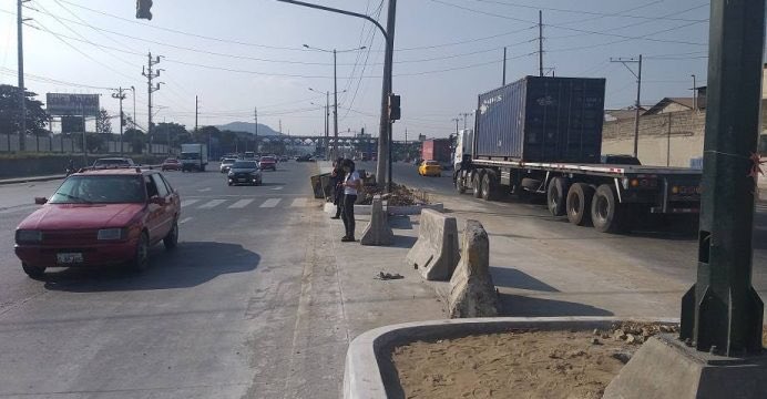 luisfer19_'s tweet photo. Desvíos en la vía Daule 

Por los trabajos de reconstrucción de la vía a Daule, en la zona de la Penitenciaría del Litoral, la Autoridad de Tránsito Municipal ATM y la Comisión de Tránsito del Ecuador CTE coordinaron desvíos.#Clicklaicoinforma https://t.co/aryH6AbAVe