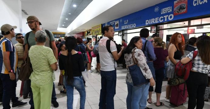 luisfer19_'s tweet photo. Más de 200 mil personas viajarán a las playas este feriado

Según la Fundación Terminal Terrestre, durante este feriado de tres días por el Primer Grito de la Independencia se espera el movimiento de 219.854 viajeros en la terminal matriz.#Clicklaicoinforma https://t.co/3qiVYtdcX9