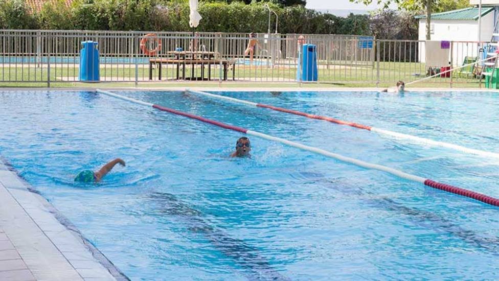 CopeZaragoza's tweet photo. El II Maratón solidario de 24 horas de natación a beneficio de la #esclerosismúltiple, finalizó este sábado con 3.000 largos realizados en las piscinas de la Puebla de Alfindén. Los fondos recaudados se destinarán a #FADEMA para la investigación y la lucha contra esta enfermedad. https://t.co/YeldYbwQzu