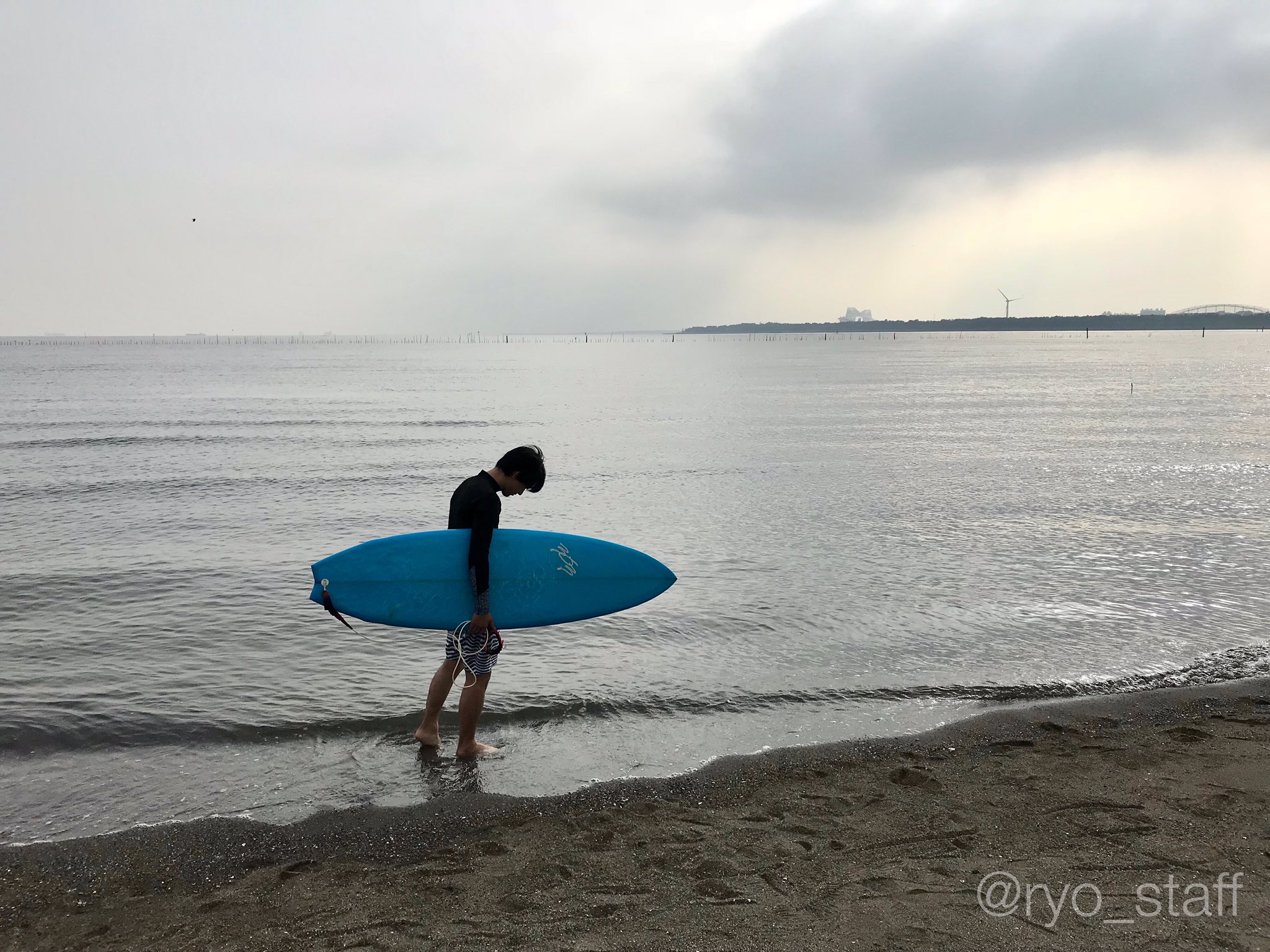 吉沢亮 Staff 吉沢カレンダーの8月は初主演映画サマーソングのオマージュ 全く波のない海で乗れないボードを抱えていましたが笑 Jimiさんによるお写真は カッコいい仕上がりになりました 絶賛発売中の3rd写真集departureとカレンダーのメイキング