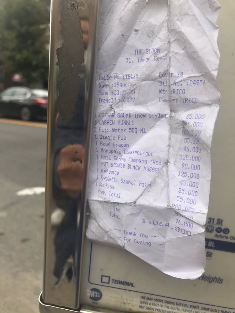 pinotski's tweet photo. Bon restoran yang tertempel di sebuah halte bis kawasan mid-town Manhattan. https://t.co/dctExeRlHp