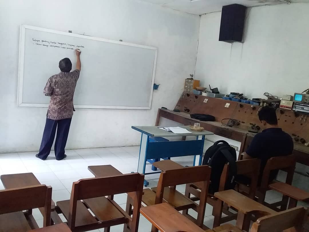 KampusMandiri's tweet photo. Suasana belajar program pelatihan Teknisi Elektronika 6 Bulan. Ingin mahir otak-atik barang elektronik? Yuk bergabung di Kampus Mandiri 😉

Hubungi: 081239868300
#teknisi #teknik #kampus #kuliah #pelatihan #elektronika #elektronik #tv #radio #tape #bengkel #motor #mobil #AC https://t.co/ZJQ5gkhNSP