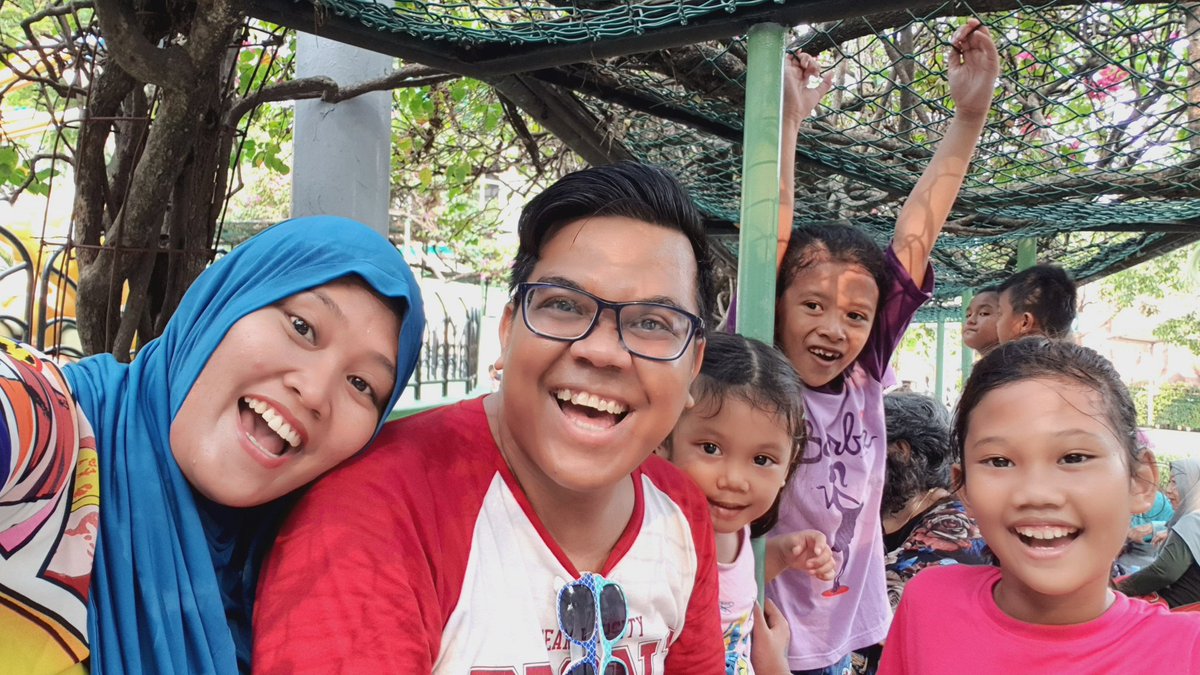 tjiktao's tweet photo. Lihatlah ekspresi ketakutan dari Alyn,keponakan. Dia pertama kali naik Alap-alap sepanjang lintasan dia berdoa dan mohon ampun 😄😄 persis seperti saya 30 tahun lalu. Selepas alap alap pun kita semua tersenyum gembira lanjut antri wahana lain @ancoltmnimpian #Dufan34Flashback https://t.co/VicTYwNfNe