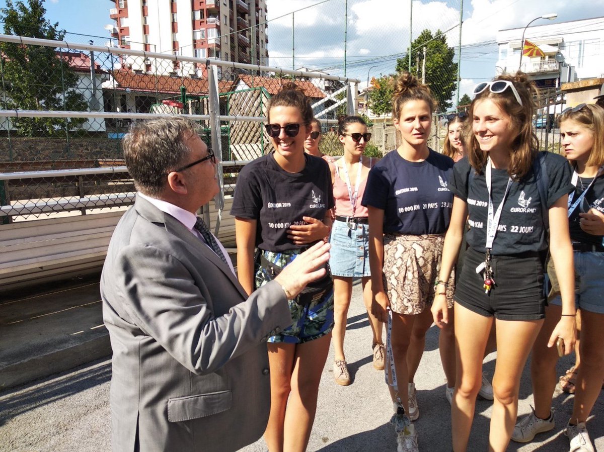 FranceMacedoine's tweet photo. L’ambassadeur @ChThimonier a assisté le 8 août à un évènement unique à Kriva Palanka, où 800 Français ont participé à la 6ème édition d’ @EuropRaid et ont remis 3 tonnes de matériel scolaire aux élèves de cette ville, lieu actif de la Francophonie en Macédoine du Nord. https://t.co/UYTBBcUlM4