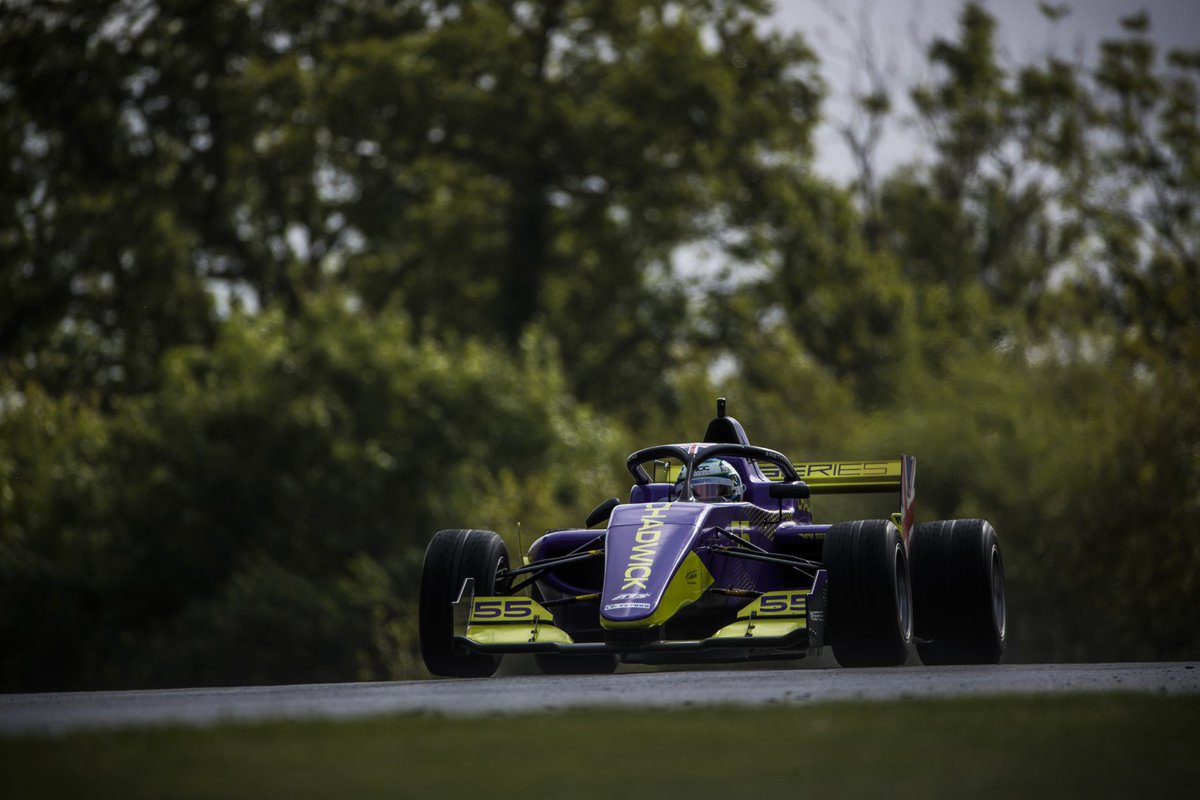 Champagne, Champagne - Euphorisch mit @JamieChadwick55 🏆🍾🥂🏎️ Gratulation an die erste Siegerin der @wseriesracing Wir sind stolz auf dich! #wseries #race #winner #champagne #girlpower #hankook @Brands_Hatch