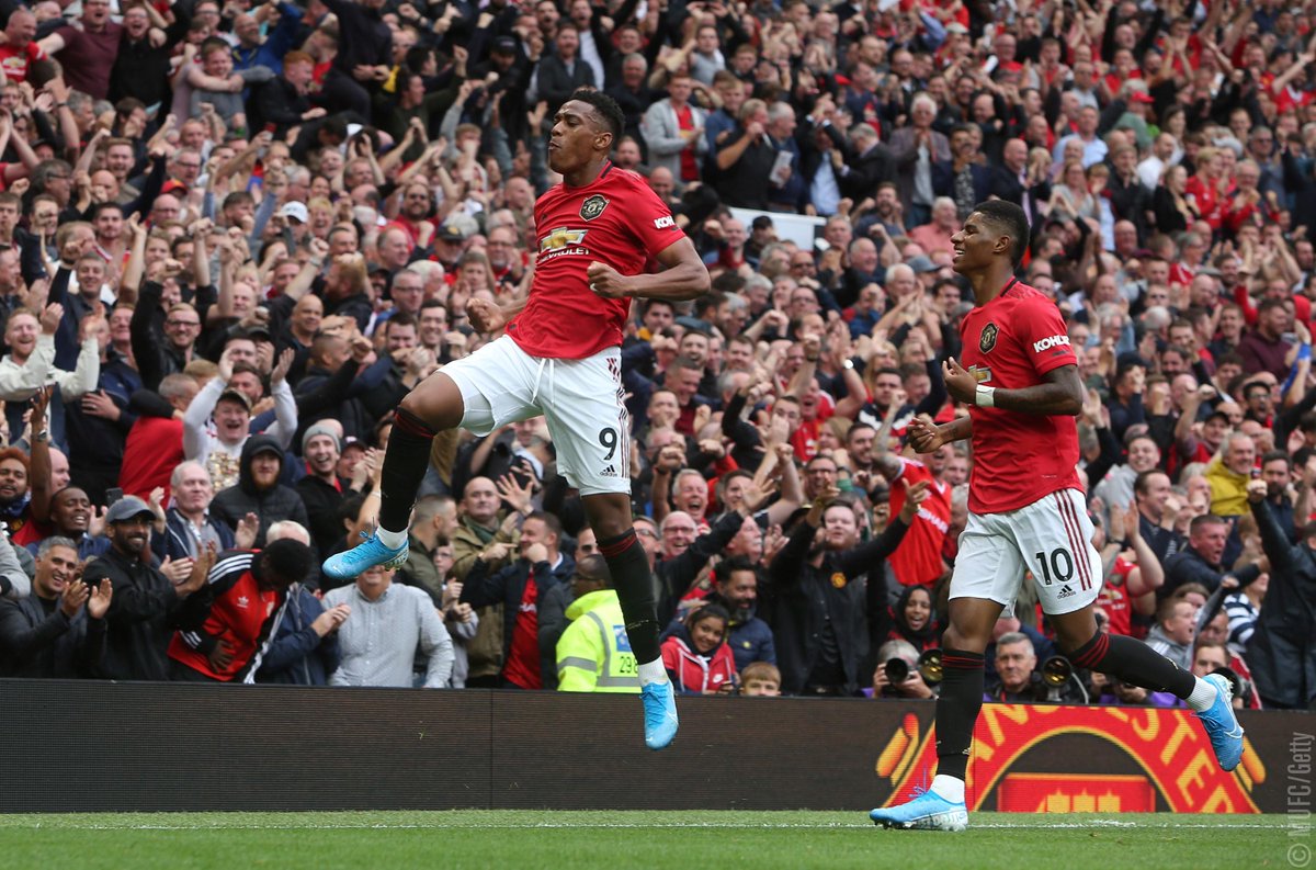 ManUtd's tweet photo. Anyone else arriving to work with a spring in their step this morning? 🙋‍♂️🙋‍♀️

#MondayMotivation #MUFC https://t.co/vTXcu8uJiQ