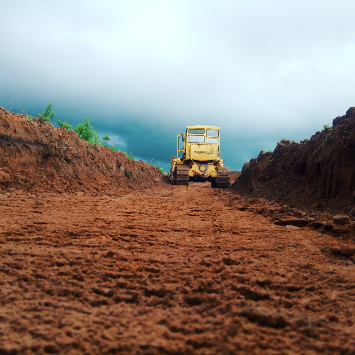 BojaConcept's tweet photo. Build for it.. CAT D6D and Payloader 966D.   The rain is coming. @CaterpillarInc Kindly RT.  #constructionworker #Hiring #Machinery #HeavyDuty #Abuja #Nigerian #mondaythoughts https://t.co/KhzKytMv75