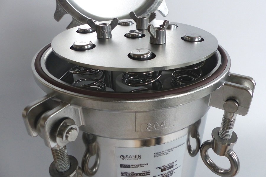 #FilterCartridgeHousings can be used from coarse filtration to submicron fine filtration. Depending on the application, housings with different numbers and lengths of #FilterCartridges can be designed to achieve the desired flow rate.

sanin-filtertechnik.de/en/filter-tech…