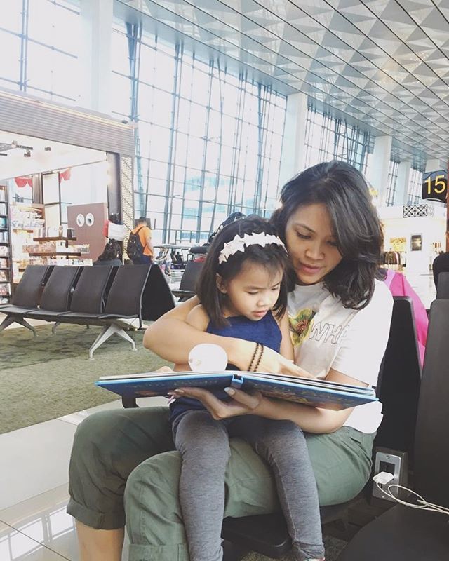 patsytond's tweet photo. Sekarang udah gak bisa kalo travel gak beli buku. Udah jadi kebutuhan hidup rasanya 🤪 mencoba menularkan ke Avery dulu, we can spend our quality moment anytime anywhere with lots of books to read— thanks @hello.library @dara.dara.dara for showing the… https://t.co/t7LkA8NVup https://t.co/LkQffFQBRM