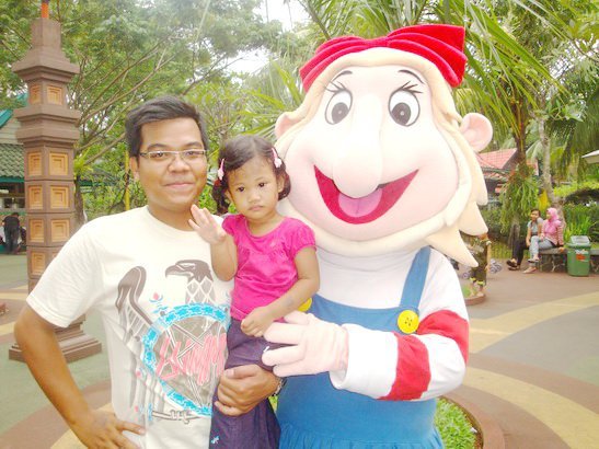 tjiktao's tweet photo. @ancoltmnimpian Saya lagi ubek ubek foto foto lama nih yang merekam kegembiraan saya bersama keluarga di 
@ancoltmnimpian. Foto diambil pada tahun 2011 ketika anak sulung baru 2 tahun bersama bapak, emak, mertua, adik dan adik ipar. Pokoknya ke Dufan itu makin rame makin seru! #Dufan34Flashback https://t.co/bL0Ra40cGQ