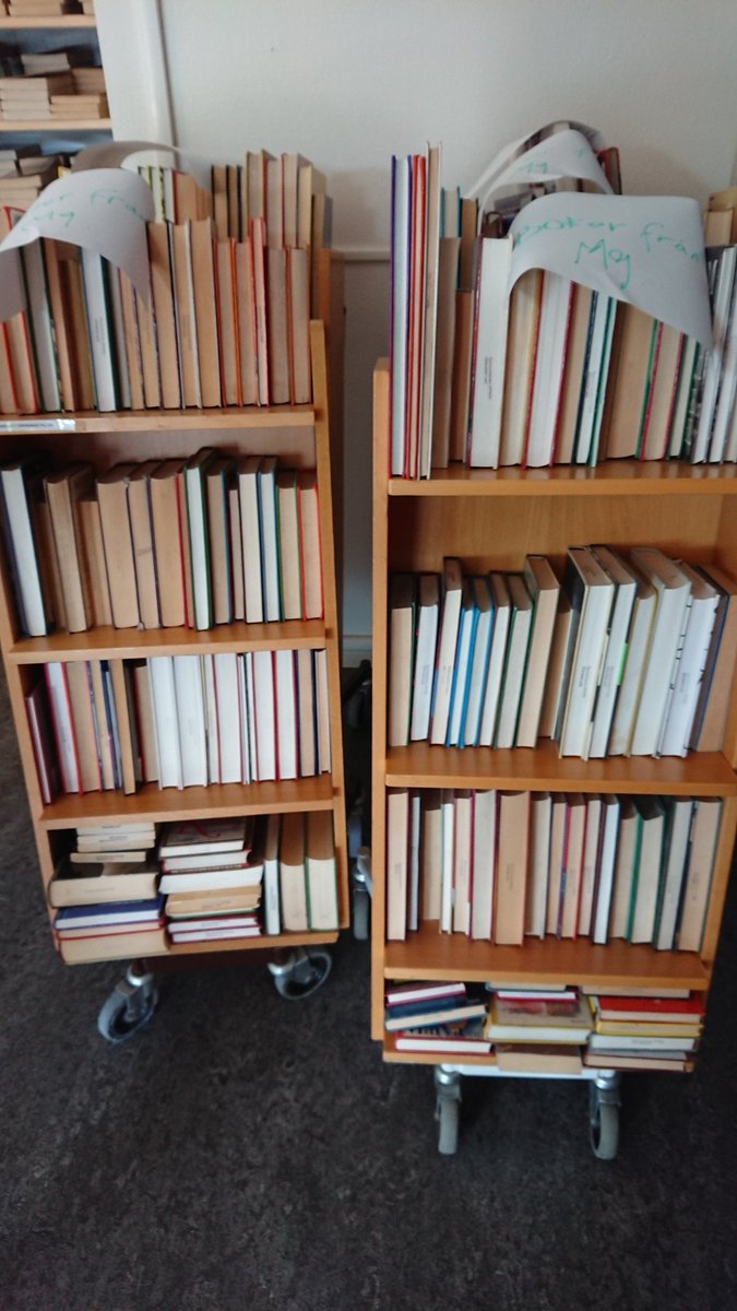 Klara_bokprat's tweet photo. När man vet med säkerhet att det inte är en bibliotekarie som satt upp böckerna på vagnnarna https://t.co/X9v7PP7dBe