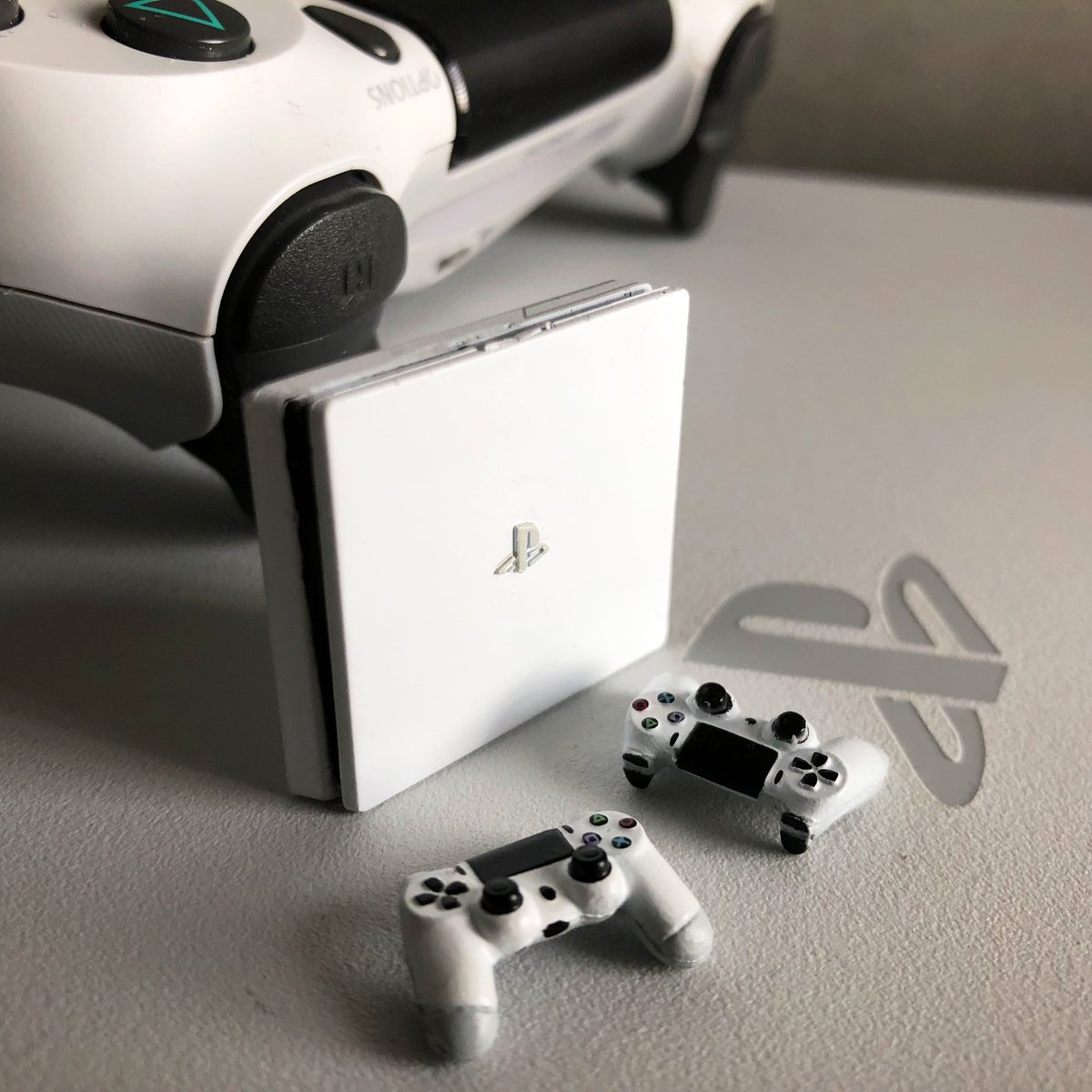 伊藤衆人 Twitterissa ガチャポン コレクション Ps4 Psvr 300円ガチャ 全4種 うちの白いの一発で出た 1 12フィギュアに合う大きさ ディスク入れれるくらいのギミック欲しい 本日のガチャ子さん