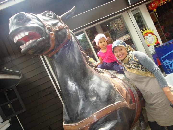 tjiktao's tweet photo. @ancoltmnimpian @liasarlia Dunia Fantasi memang selalu menarik dikunjungi terlalu banyak memori indah diciptakan disana. Jadi tak heran tak cukup sekali untuk berkunjung kesana Ternyata ada juga foto bareng saya, @liasarlia dan Asyifa bersama patung kuda yang menjadi ikon @ancoltmnimpian #Dufan34Flashback https://t.co/tmIqfzV16v