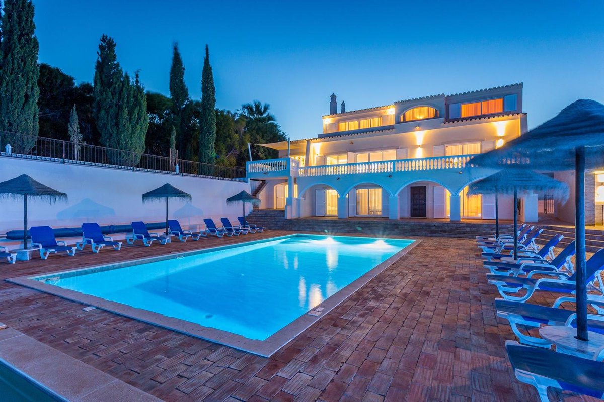 Luxury 10 bedroom Villa available August 24th - 31st - use promo code A2Z and receive £3,000 off.
For more details please call : 02088384466 
cosmicvillas.com