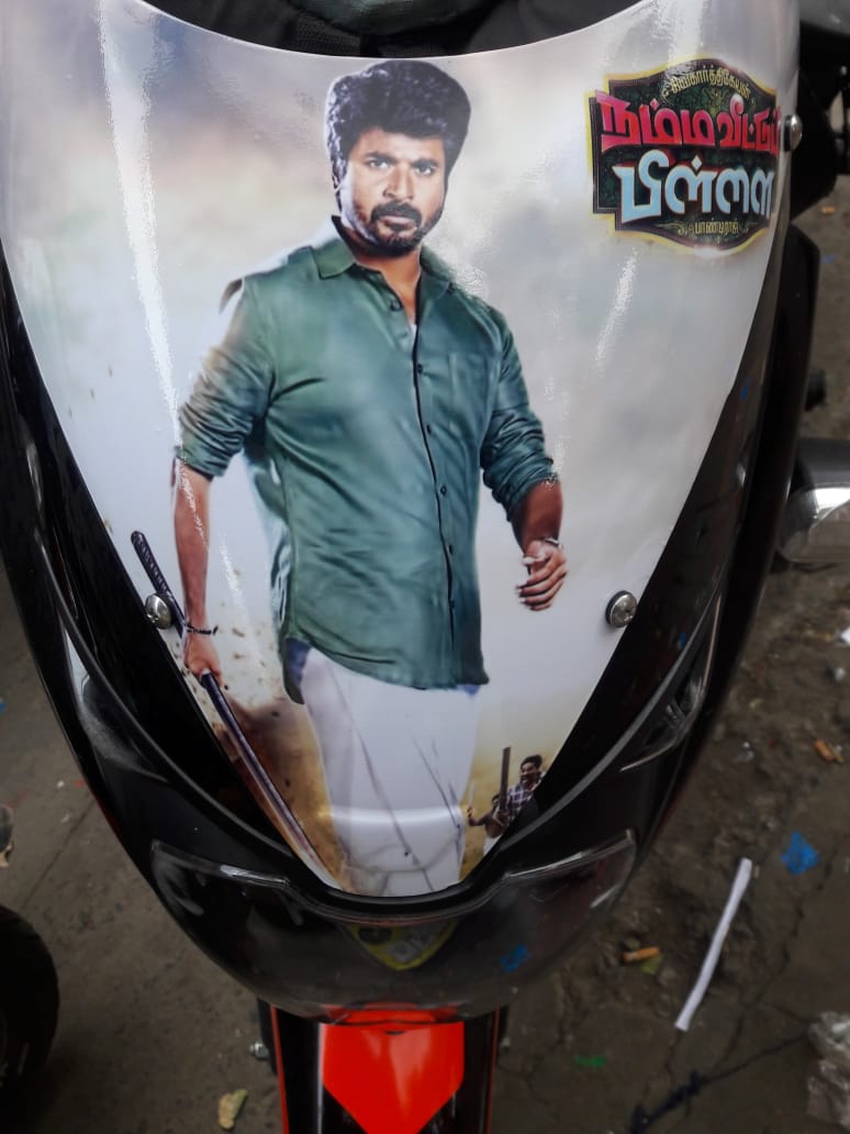 AllIndiaSKFC's tweet photo. #NammaVeettuPillai #NVPFirstLook #BikeSticker 🥳🤩🎊🎉
@Siva_Kartikeyan @Pandiraj_dir @sunpictures @Immancomposer @aishu_dil @thondankani @sooriofficial @yogibabu_offl @ItsAnuEmmanuel @natty_nataraj @studio9_suresh @nirav_dop @AntonyLRuben https://t.co/tPx6EkVssp