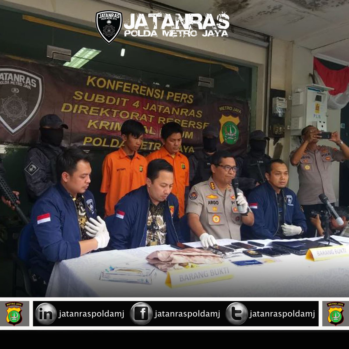 Giat knfrensi Pers yg dipimpin oleh Kabid Humas PMJ Pol. RADEN PRABOWO ARGO YUWONO S.I.K., M.Si. didampingi Wadireskrimum PMJ AKBP ADE ARY SYAM INDRADI, S.H.,S.I.K., M.H. dan Kanit II Subdit Jatanras Kompol. HENDRO SUKMONO, S.H.,S.I.K.,M.I.K.,