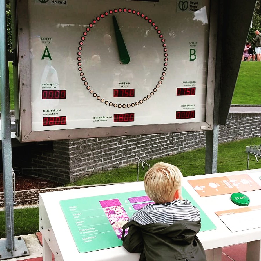 Gentily_Lilies's tweet photo. Jong geleerd, is oud gedaan 😀

Gisteren heeft de zoon van Mike een bezoek gebracht aan de miniatuur versie van Royal Flora Holland. Even kijken hoe dat gaat, lelies kopen 🤗😉🤩

#madurodam #royalfloraholland #floweringtheworld https://t.co/aCx5nESRmc
