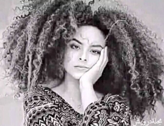 قالها : آغار من اسنان المشط عندما تلامس شعرك ..
ومن يومها وهي على هالحال