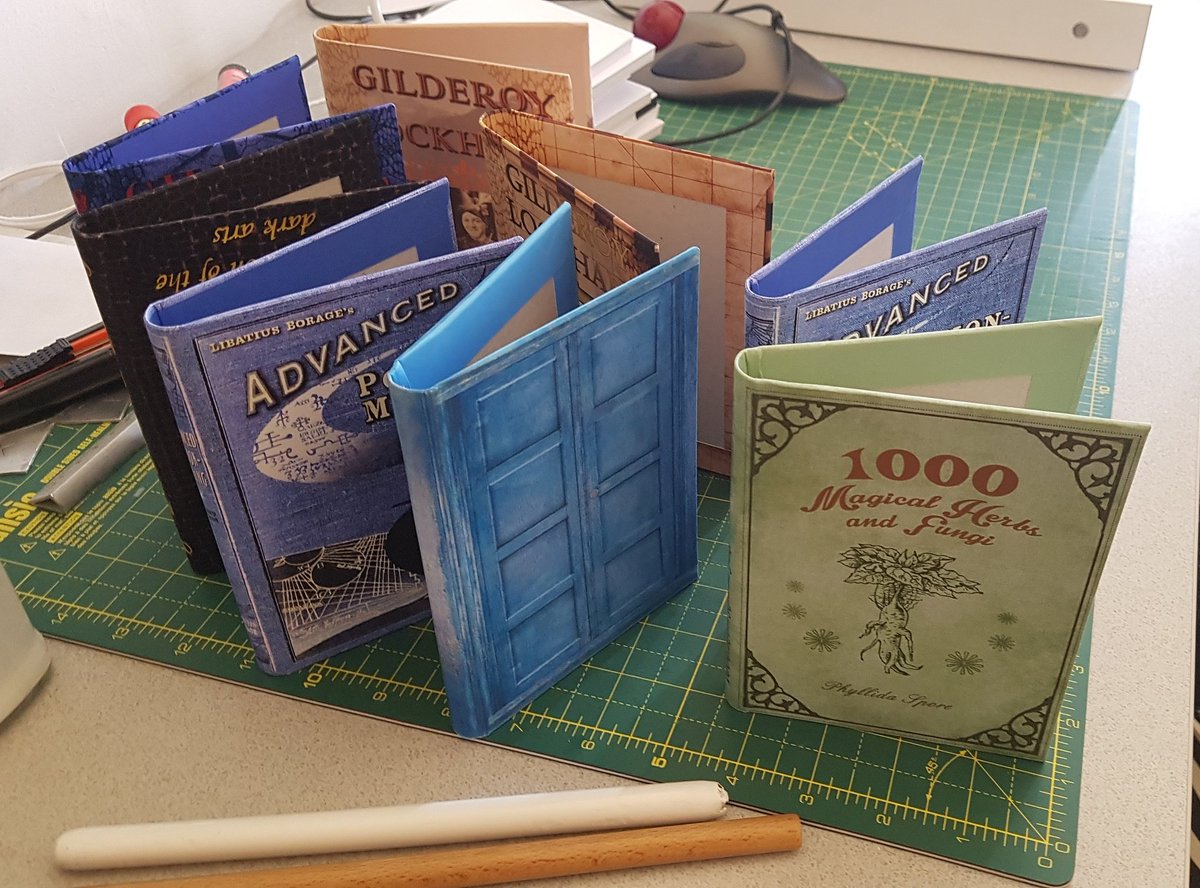 SandroC86's tweet photo. Work in progress!

#handmadeitaly #nerdwood42 #nerdgasm #blankpages #sketchbook #bulletjournal
#a6book #etsyhandmade #estylove #etsy #doctorwho #riversong #doctorwhofandom #thedoctor #harrypotter #potterheads
#harrypotterhandmade #potionmaking #magicalme #gilderoylockhart https://t.co/hXqJv7qPgQ