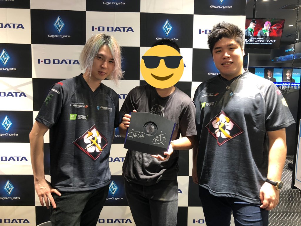 terrori_in_jp's tweet photo. 2018年の12月のパソコン工房さんでのイベント以来で @abitun1 さんに会えた！
この前の時はPUBGmobile版のやつでドン勝できて．．．って思い出が出てきたし今日はモニターも買えたし大満足でしたぁぁ！
#どうあがいてもアイオーデータ
#父ノ背中
#abitun1   #senaka_admin 
#io_data https://t.co/f7BSPax5a6
