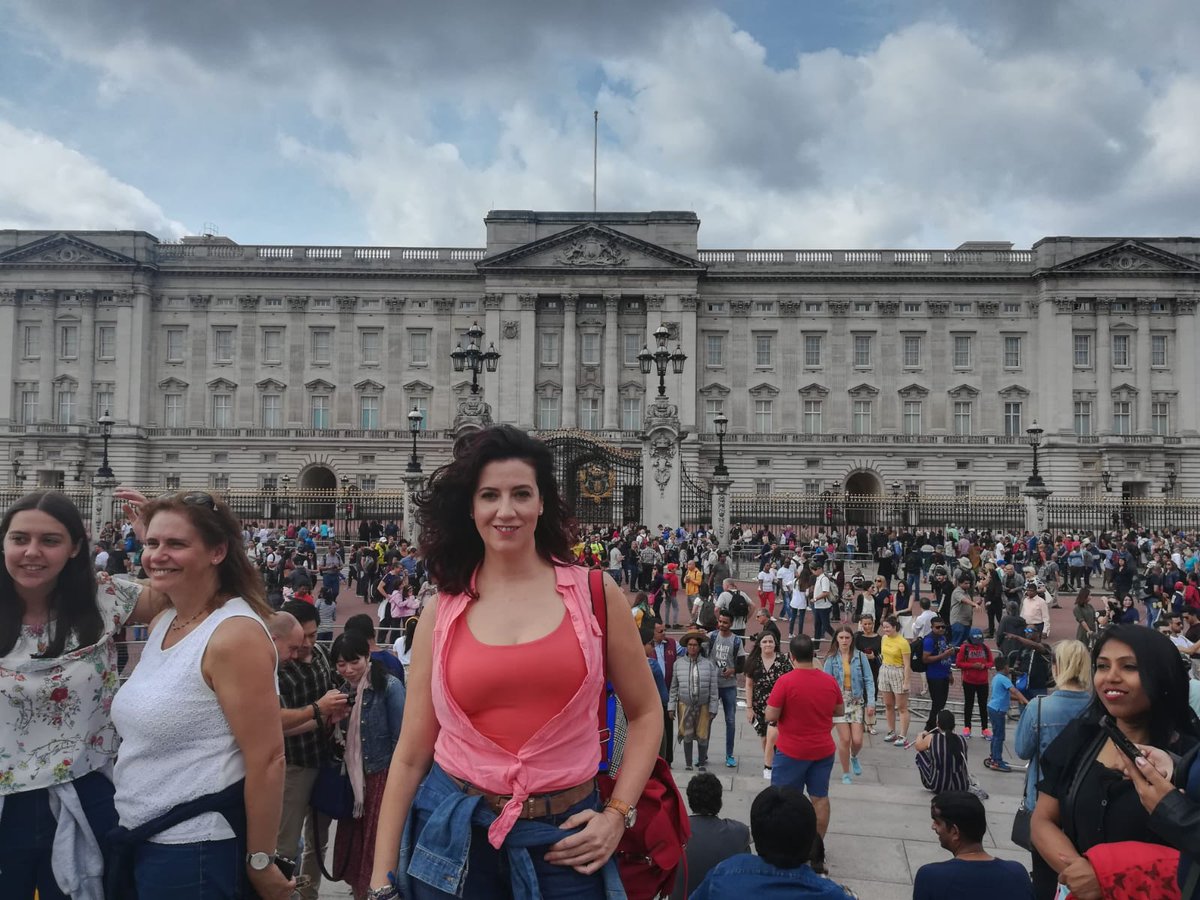 beatriz_caliz's tweet photo. Saludos desde #Buckinham #Palace 
Feliz semana 🙂 https://t.co/ngNwzSsLnW
