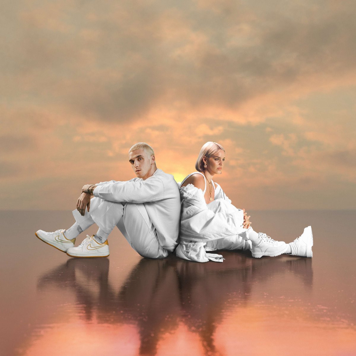 playfmnl's tweet photo. De nieuwe PlayFM MEGAHIT: Lauv Feat. Anne-Marie - Fuck,I'm Lonely #playfm #playfmnl #megahit #lauv #anne-marie https://t.co/BRE94ALP6G
