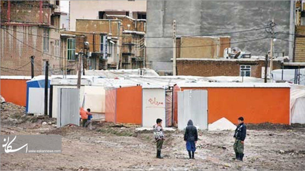 EbneHava's tweet image. این کانکس نشینا زلزله‌زده نیستن، مستأجرن!
 بیدارین؟