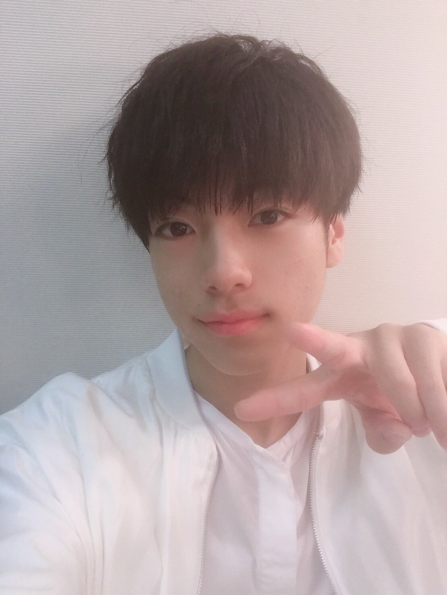 JOE_0228__'s tweet photo. 【Da-iCE BEST TOUR 2019 千葉公演】
2日目ありがとうございました🙇♂️✨
今日で #Da_iCE_BEST を一緒に回らせて頂くのは最後でした。
場所をお貸しくださった #Da_iCE さん、スタッフさん、足を止めてくださった皆さん本当にありがとうございました!
引き続き #エイジェニック 全員で頑張ります! https://t.co/YuL7VmGcGY