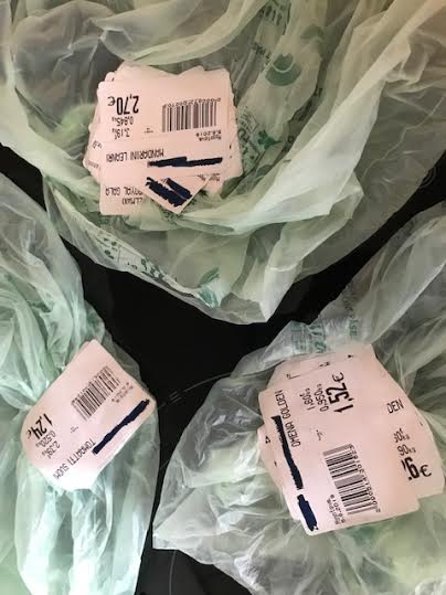 MikkoWilliam's tweet photo. Olen laskeskellut: jos jokainen käyttäisi #hedelmäpussi edes kaksi kertaa (jopa 10), niin olisiko #sekajäte laatikossa tai luonnossa puolet vähemmän #kertakäyttöpussi?
#kierrätys #ilmastonmuutos #mahtuu #tasku #kauppa #käynti #maailma #pelastuu https://t.co/H9NfRoVnON