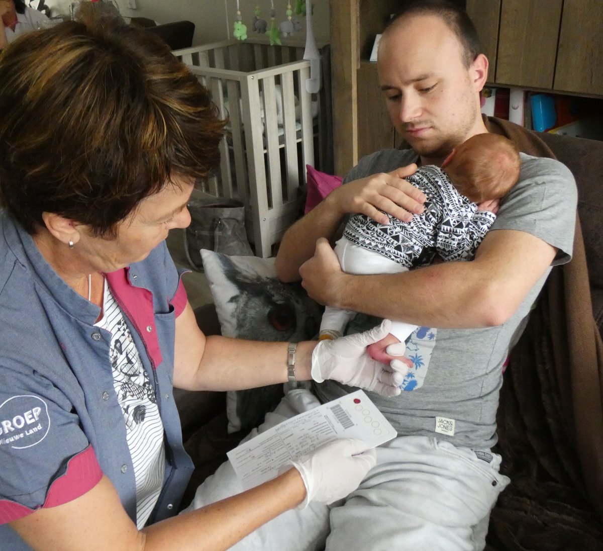 Het is vandaag de Internationale Dag van de Jeugd. Een mooie aanleiding om mee op huisbezoek te gaan met screener Jacqueline van der Veen. Ze bezoekt pasgeboren baby’s voor een gehoortest en een hielprik. Lees hier het interview: zorggroep-onl.nl/over-ons/ervar…