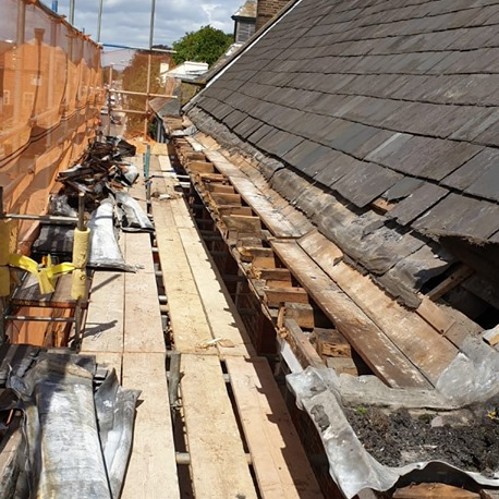 ConstructionDTS's tweet photo. Our team is working on restoring a grade II listed pub in #Dunstable, replacing rotten parts of the roof and making sure it is well sealed in time for winter π βοΈ What are your memories of this amazing 300 year old building? #Sugarloaf #DTSconstruction https://t.co/OH2Ub0sbyr https://t.co/SwL0Qwu55Z