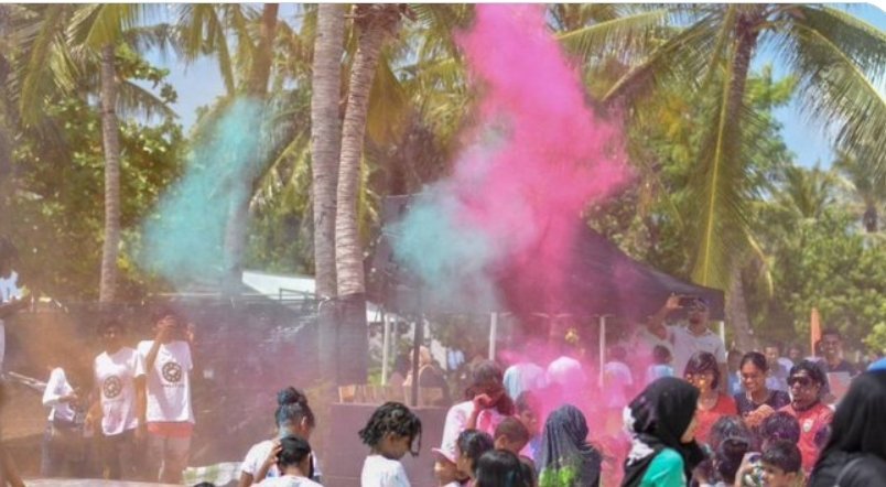 AhmedSiddeeq's tweet photo. "އީދު ކުލަ" ގެ ނަމުގައި ، ރާއްޖޭގައި އިންޑިއާގެ " ހޮލީ" ޑޭ  ފާހަގަ ކުރުވަނީ، ދިވެހީން ލައްވާ "އީދު ކުލަ " ގެ ނަމު ގައި އެވެ.  މިއީ، ދި��ެހިން ވާނުވާގައި ބައި ތިއްބައިގެން، އިންޑިއާގެ ސަގާފަތް ރާއްޖޭގައި ފަތުރަން ކަމާމެދު ޝައްކެތް. https://t.co/dD9SdujXbC