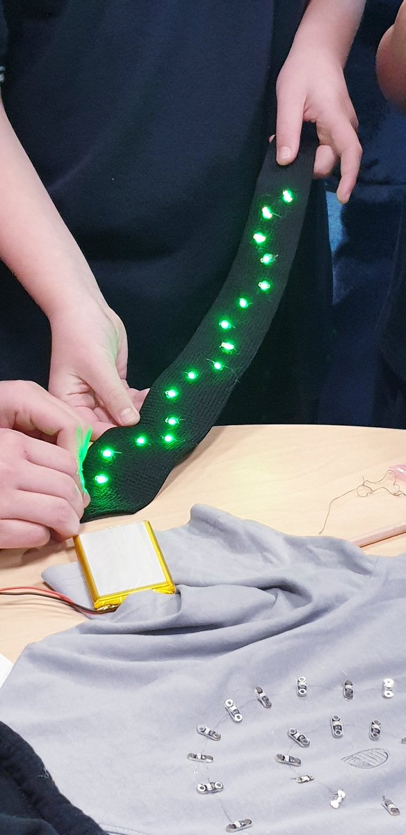 BanyuleNillumTS's tweet image. What a great day we had working with Grade 6 students from Apollo Parkways PS during #scienceweek designing wearables for #Tech4future fashion show with @latrobe this October