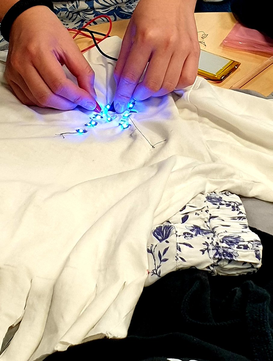 BanyuleNillumTS's tweet image. What a great day we had working with Grade 6 students from Apollo Parkways PS during #scienceweek designing wearables for #Tech4future fashion show with @latrobe this October