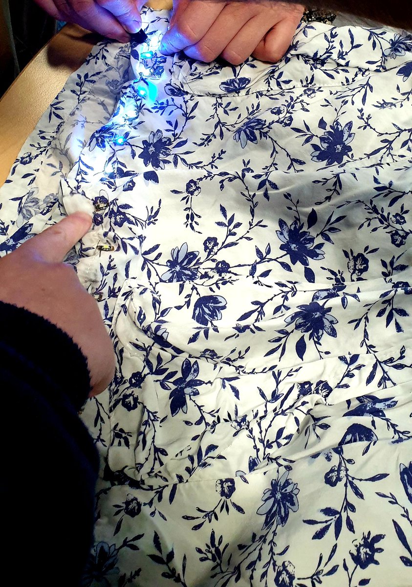 BanyuleNillumTS's tweet image. What a great day we had working with Grade 6 students from Apollo Parkways PS during #scienceweek designing wearables for #Tech4future fashion show with @latrobe this October