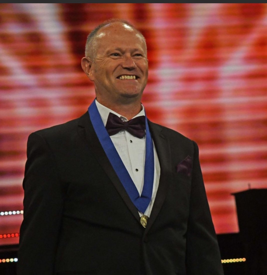 Llongyfarchiadau mawr i Erfyl Tomos Jones, yn enedigol o Ysbyty Ifan, am gipio'r Rhuban Glas Ddydd Sadwrn a chreu hanes! Ei frawd, Meirion wedi ennill yr un wobr yn 2008. Dau frawd o Sbyty wedi cyflawni'r dwbl am y tro 1af <a href="/eisteddfod/">eisteddfod</a>