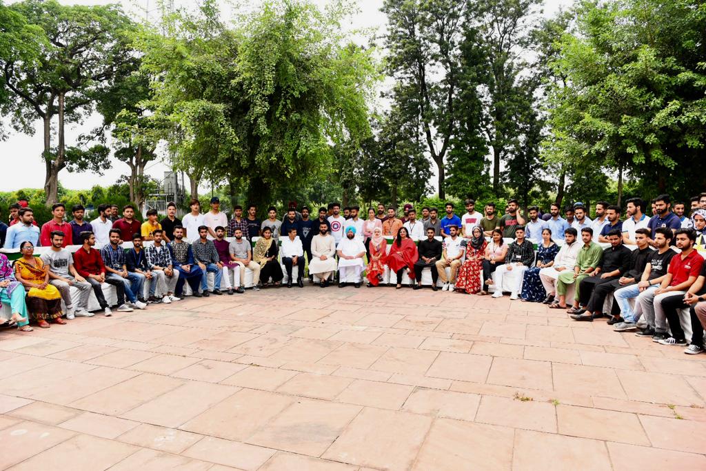capt_amarinder's tweet photo. Hosted students from Jammu &amp; Kashmir for lunch to celebrate #EidAlAdha in Chandigarh today. I have assured all these students of their safety here. Punjab has always stood by our brothers &amp; sisters, and our doors &amp; hearts will always remain open for all. https://t.co/so5ot2jca5