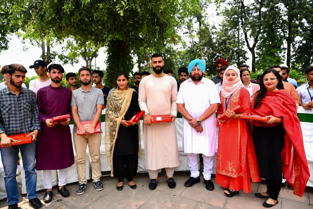 capt_amarinder's tweet photo. Hosted students from Jammu &amp; Kashmir for lunch to celebrate #EidAlAdha in Chandigarh today. I have assured all these students of their safety here. Punjab has always stood by our brothers &amp; sisters, and our doors &amp; hearts will always remain open for all. https://t.co/so5ot2jca5